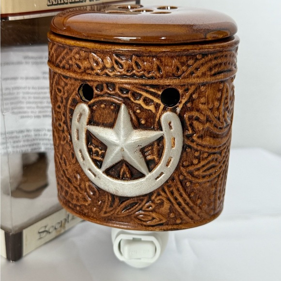 Scentsationals "Leather 'N Iron" Plug-in Wax Warmer w/ Horseshoe and Star - Picture 2 of 16